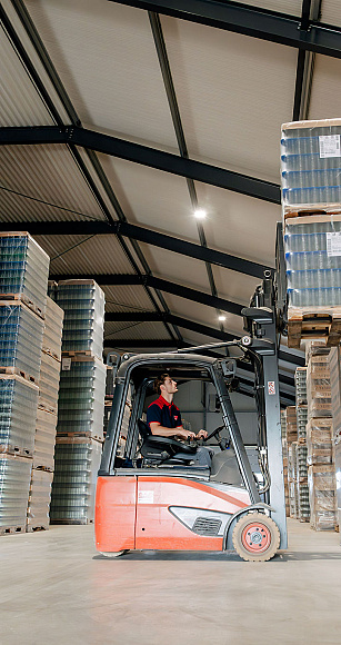 2749 lilian fotografie van dooren logistics lisse fotoshoot 2025 09 19 bewerkt.jpg?1780663904&focus=46.02 51