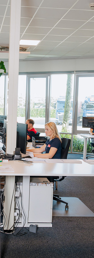 3219 lilian fotografie van dooren transport hillegom fotoshoot 2025 09 19 bewerkt.jpg?1775199614&focus=62.46 71