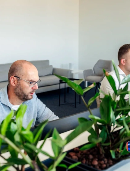 werknemers bureau hub 1 van dooren transport 022026 lilian fotografie eenmalig gebruik hub