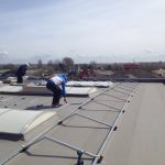 13 april 2015 - Installatie zonnepanelen dak werkplaats